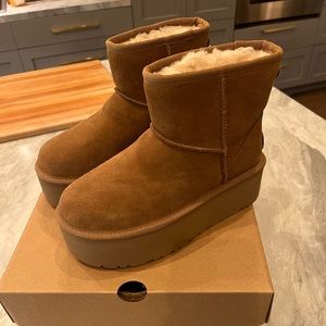 Authentic Ugg platform classic mini BNIB size 7